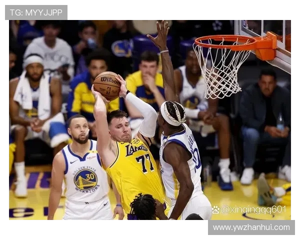 詹姆斯复出带领湖人逆转胜勇士，库里缺阵影响金州防守表现